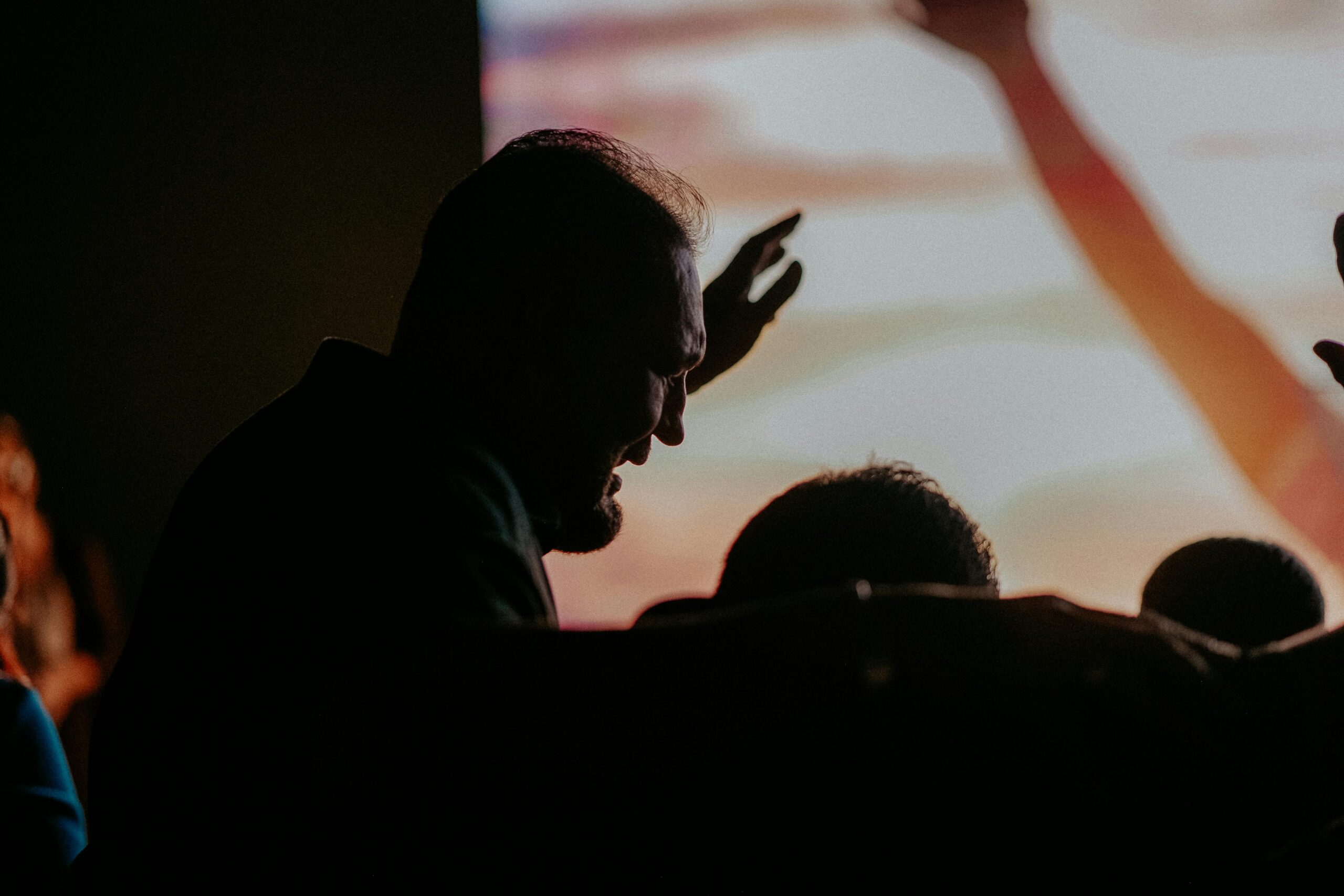 personas adorando a Jesús